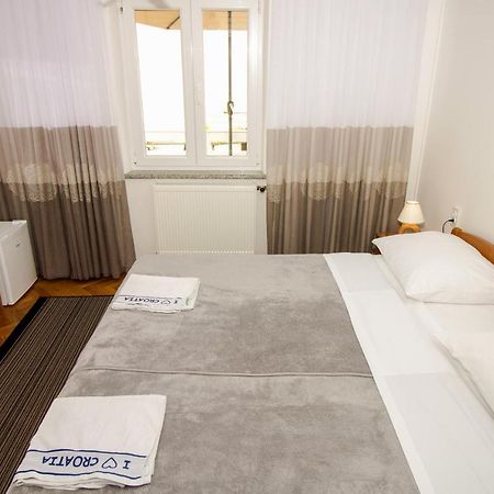 Rooms & Apartment Albina Baška Exteriör bild