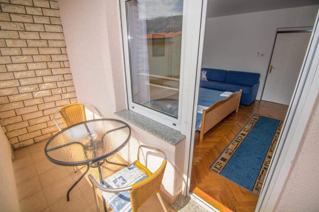 Rooms & Apartment Albina Baška Exteriör bild